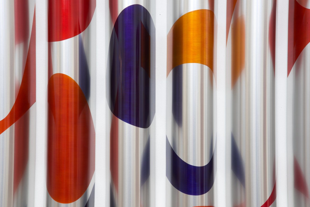 white rooms front close